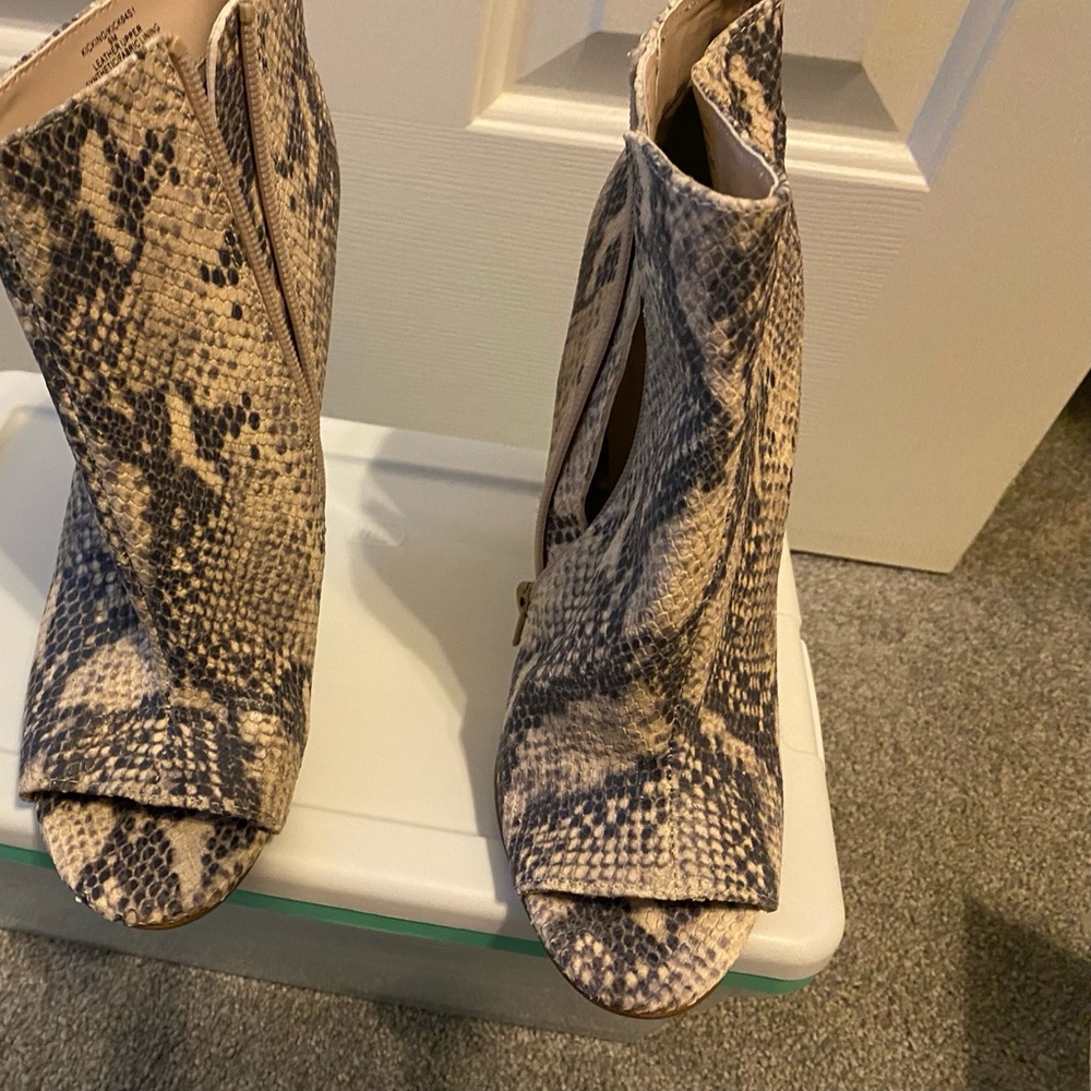 Steve Madden size 9 beige and grey python skin open toe bootie shoe.